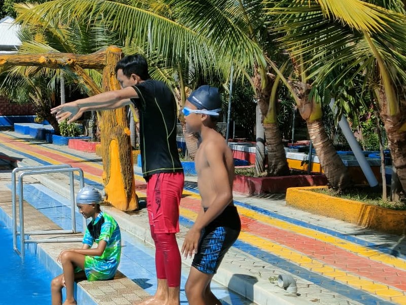 Bimbingan latihan Renang